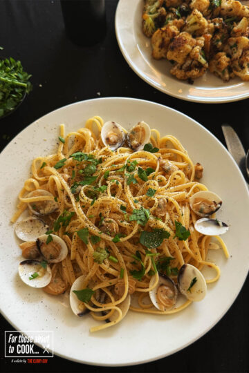 Linguini Vongole on a serving plate.