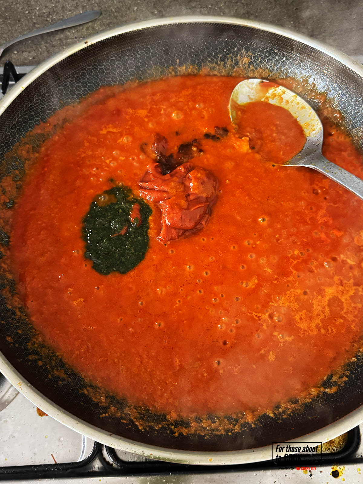 Adding the mango chutney, ketchup and mint sauce and continue simmering.