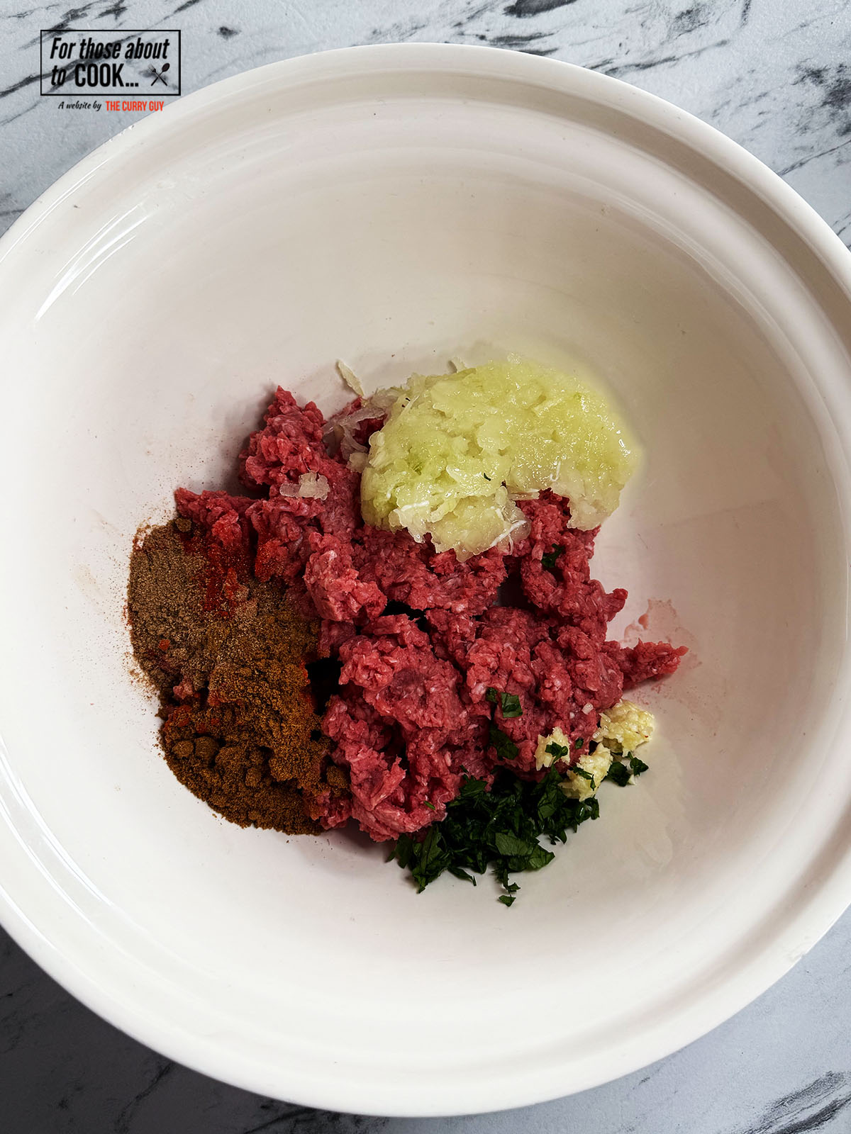 Meat mixture for stuffing the pitas in a bowl