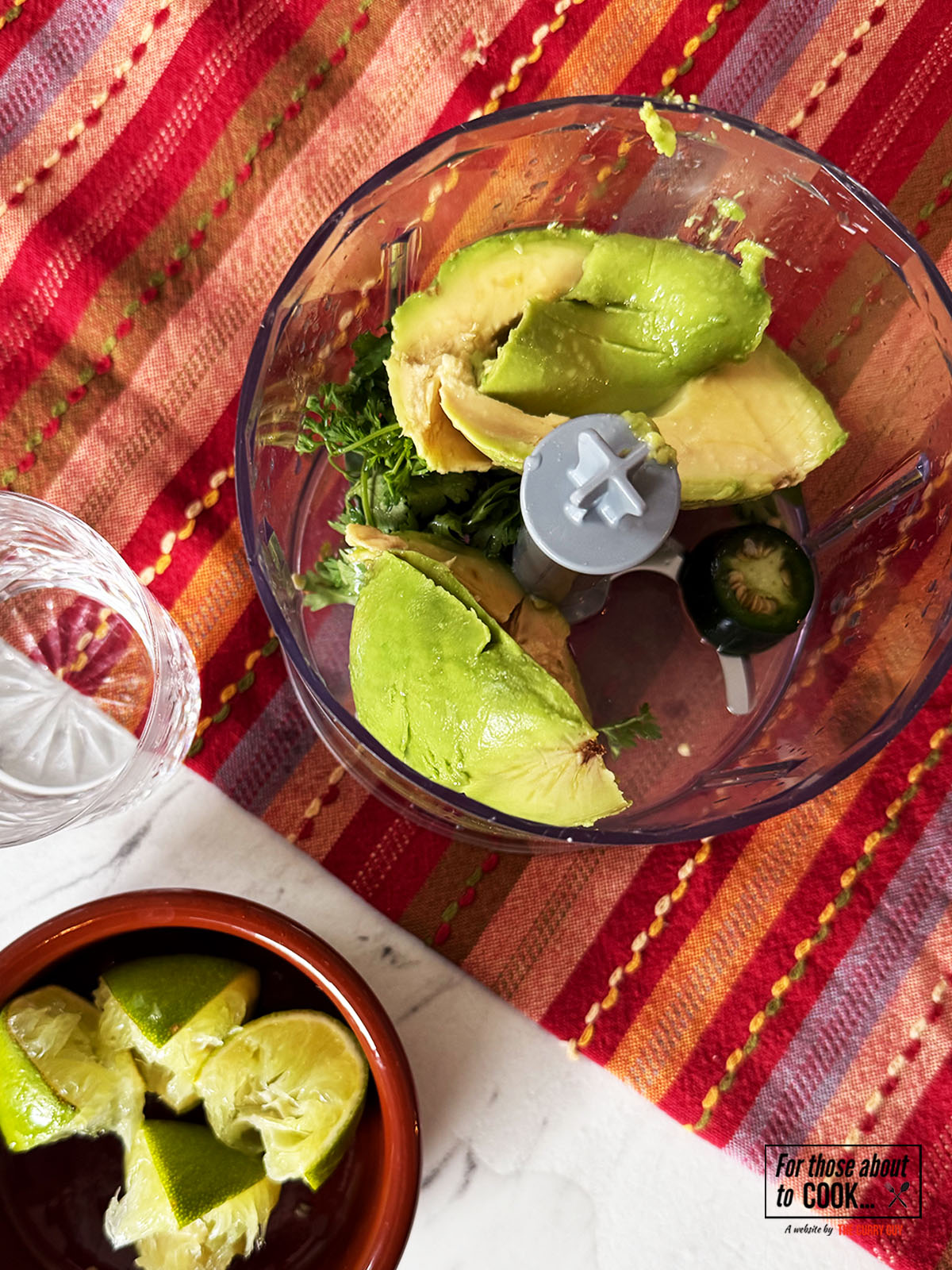 salsa de aguacate ingredients in a food processor
