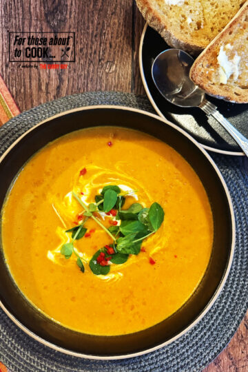 Final butternut squash soup picture with crusty bread