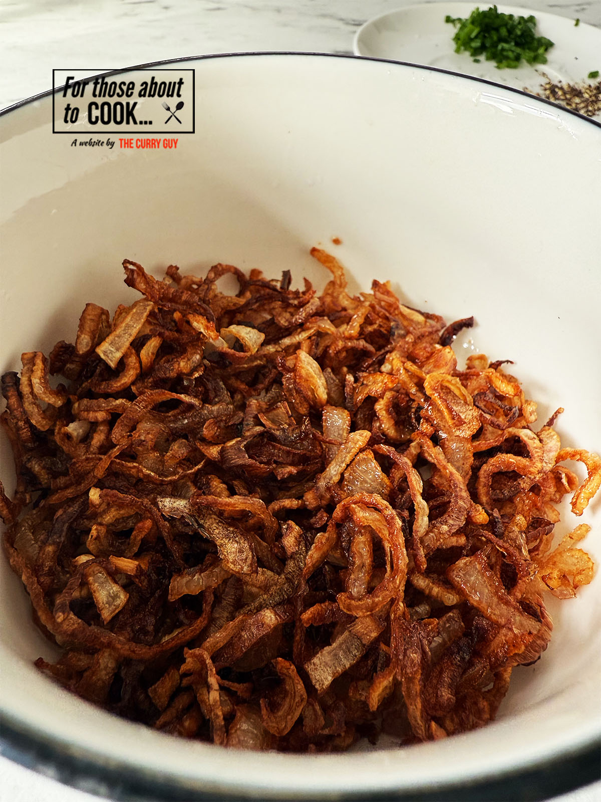 Setting aside the fried shallots in a bowl