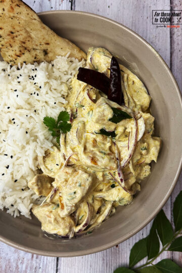 Chicken Chukauni served with rice and naan in a bowl