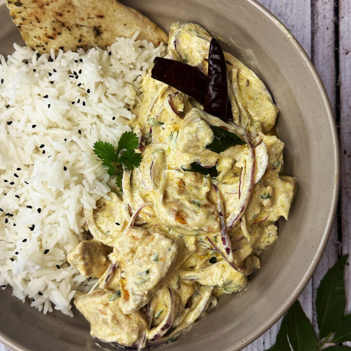 Chicken Chukauni served with rice and naan in a bowl